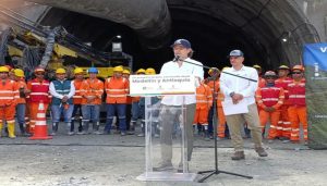 Anuncio de inversión del Distrito de Medellín en la vía al mar de Urabá. FOTO: JULIO HERRERA
