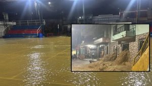 Adelante, una de las casas afectadas. Atrás, el colegio local inundado. FOTO: imagen tomada de redes.