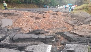 Así quedó la vía entre Medellín y la Costa Atlántica, a la altura del Alto de Ventanas, en Yarumal, luego del ataque de un grupo armado. FOTO: CORTESÍA