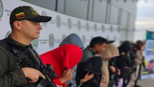 En total se capturaron 14 personas y se imputaron cuatro más. Se les atribuyen delitos como extorsión, concierto para delinquir y tráfico, fabricación y porte de estupefacientes. Actuaban en localidades del sur de la capital como Usme, San Cristóbal y Antonio Nariño. Foto: Mebog