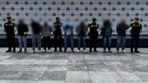 Integrantes de la Policía Metropolitana de Bogotá presentan las evidencias y resultados del operativo que permitió desarticular a la banda conocida como Los Yoker. Crédito: Policía Metropolitana de Bogotá / La FM