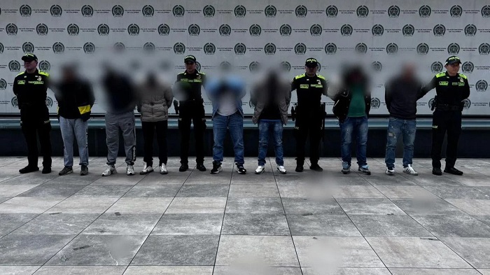 Integrantes de la Policía Metropolitana de Bogotá presentan las evidencias y resultados del operativo que permitió desarticular a la banda conocida como Los Yoker. Crédito: Policía Metropolitana de Bogotá / La FM