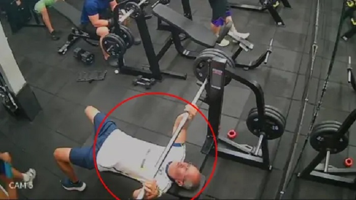 Murió hombre tras golpearse con una barra en pleno gimnasioFoto: captura video
