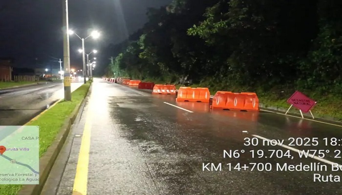 Así estuvo durante toda la noche la vía cerca del Alto de la Virgen a raíz de la caída de material. FOTO: Cortesía