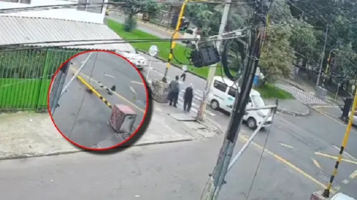 Adultos mayores se salvaron de milagro, estuvieron a punto de ser golpeados por dos semáforos.Foto: Captura de video en X, @ColombiaOscura.