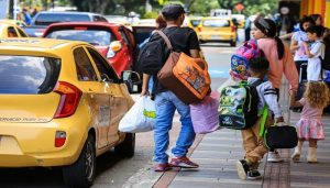 En temporada alta y fines de semana coger un taxi en la Terminal del Norte se vuelve un verdadero suplicio. FOTO: MANUEL SALDARRIAGA