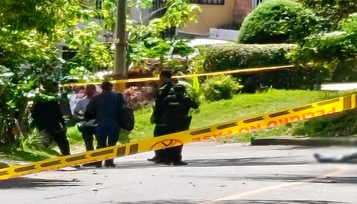 Expertos forenses llegaron a la escena para investigar cómo ocurrieron los hechos. FOTO: CORTESÍA POLICÍA