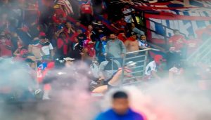 Estos fueron algunos de las hechos que se vivieron al final del compromiso entre DIM y Nacional, que dejó como campeón al verde paisa. FOTO: Camilo Suárez