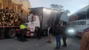 El siniestro vial afectó la movilidad entre Medellín y la región Atlántica, lo que ocasionó largas filas de vehículos. Foto: Cortesía.