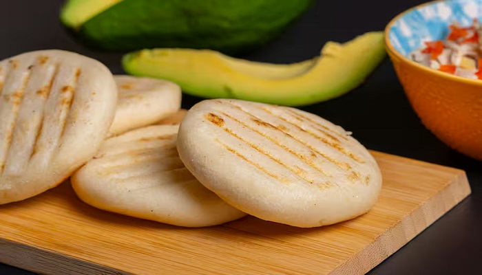 Activa tu creatividad y rellena tus arepas favoritas con ingredientes llenos de sabor. Foto: Nano Erdozain / Pexels