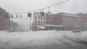 La nieve cae en una intersección en Lowville, Nueva York (AP Photo/Cara Anna)