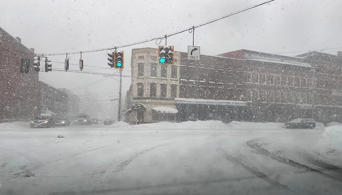 La nieve cae en una intersección en Lowville, Nueva York (AP Photo/Cara Anna)