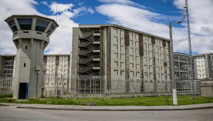 Desde la cárcel La Modelo, en Bogotá, el ministro de Justicia hizo el anuncio sobre la medida que aplicará en tres centros penitenciarios de máxima seguridad. Foto: Colprensa-John Paz.