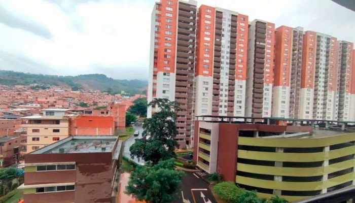 En este conjunto residencial del barrio La Gabriela, de Bello, ocurrió la muerte de este ciudadano extranjero de 41 años, luego de que horas antes fuera hallado en alto estado de exaltación. FOTO: TOMADA DE FINCA RAÍZ