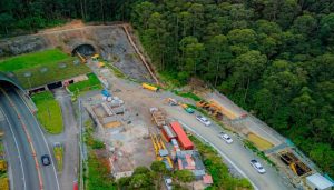 Otro frente de la ampliación del Túnel de Oriente es la finalización del túnel Santa Elena 2, que ya está excavado, con obras de revestimiento, drenaje y pavimentación. Mide 8,2 km. FOTO cortesía