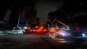 En la penumbra trabajaron toda la madrugada las cuadrillas de EPM para arreglar los daños que dejaron las lluvias. FOTO: CORTESÍA EPM