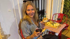 Michelle Harris tuvo una visión de sí misma viviendo en París durante una experiencia espiritual en Perú y posteriormente se mudó a la capital francesa. Cortesía de Michelle Harris.