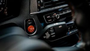 Los autos hoy en día traen un botón para encender el autoFoto: Unsplash