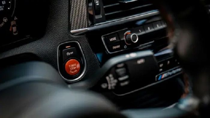 Los autos hoy en día traen un botón para encender el autoFoto: Unsplash