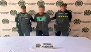 Este es el momento en el que las autoridades presentaron la captura de Jaider Guerra Saavedra, de 22 años, señalado de asesinar a Alexánder Navales Toro, de 32 años. FOTO: CORTESÍA POLICÍA METROPOLITANA