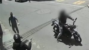 Instantes del robo en Engativá. Foto: Pantallazo de video de la Policía Metropolitana de Bogotá