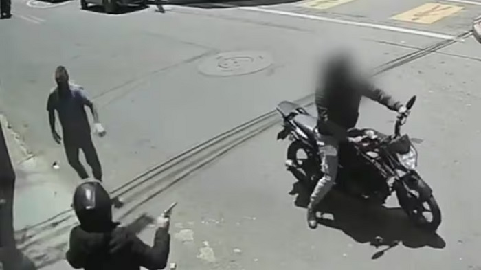 Instantes del robo en Engativá. Foto: Pantallazo de video de la Policía Metropolitana de Bogotá