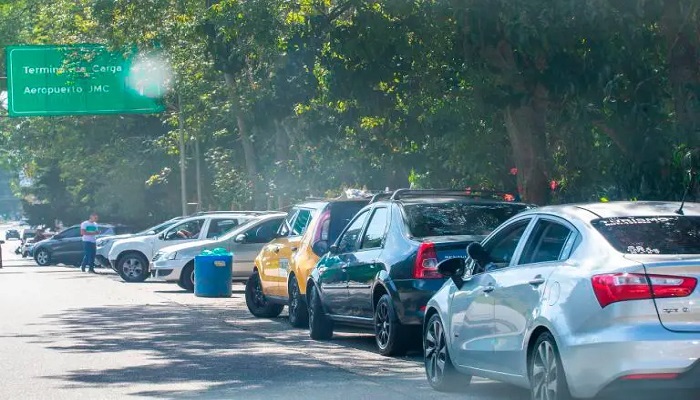 Transporte formal (taxis raya azul) e informal (platafromas), en disputa por los pasajeros que requieren el servicio en el Aéreopuerto José María Córdova. Foto: Esneyder Gutiérrez