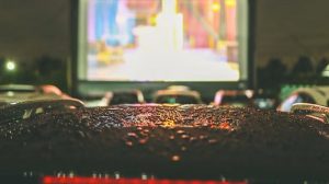 Gente disfrutando en su coche en un teatro. Foto: Getty Images/iStockphoto