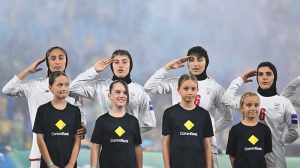 Las futbolistas fueron obligadas a hacer un saludo militar tras haberse negado a cantar le himno nacional de su país en un encuentro anterior. Foto: Getty Images