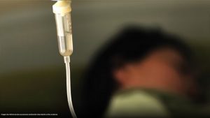 Imagen de referencia de una persona recibiendo tratamiento contra el cáncer.