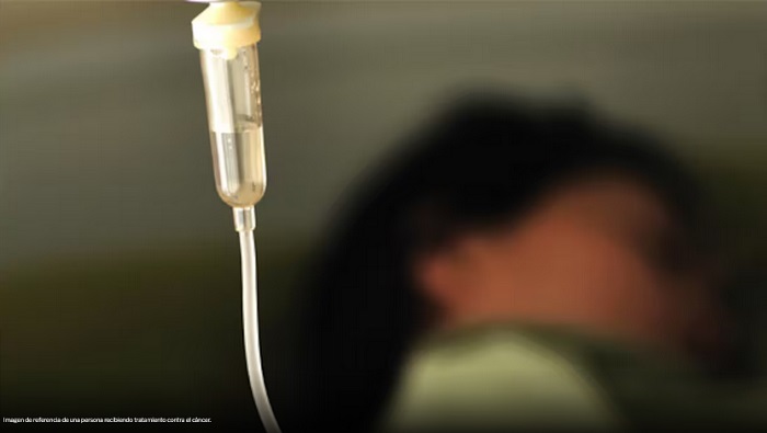 Imagen de referencia de una persona recibiendo tratamiento contra el cáncer.