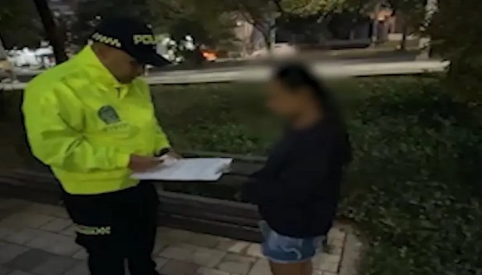 Esta mujer, de 37 años, fue capturada por las unidades de infancia y adolescencia en el Parque Juanes, en la comuna 5 (Castilla), luego de que se le abriera una investigación por distribuir contenido pornográfico de su hija con discapacidad. FOTO: CORTESÍA POLICÍA METROPOLITANA