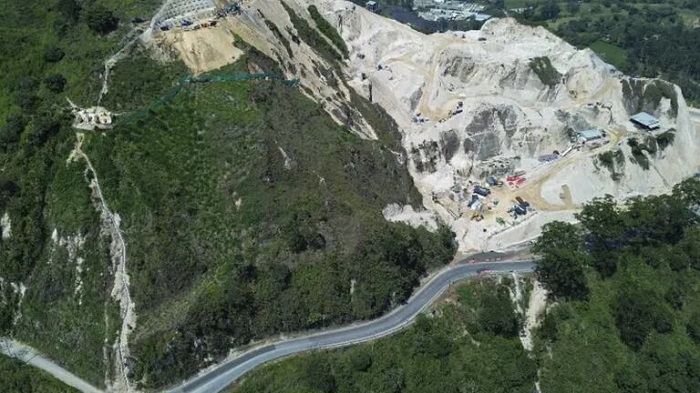 En el sector Las Areneras, en Amagá, el tránsito hacia el Suroeste antioqueño opera bajo la modalidad de “pare y siga” mientras avanzan las obras del proyecto Pacífico 1, lo que obliga a conductores a prever posibles demoras. Foto: Captura de Pantalla X@elcolombiano