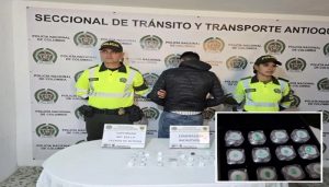 Adelante, las joyas incautadas. Atrás, el detenido por la Policía. FOTO: Cortesía.