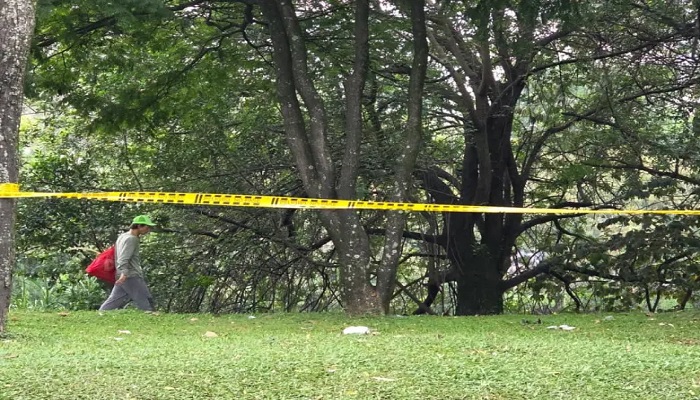 En este sitio cayó el presunto delincuente señalado de hurtar y lesionar a un ciudadano estadounidense. Su cómplice huyó por el río Medellín. FOTO: CORTESÍA