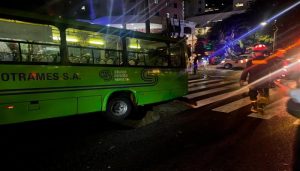 La socavación se abrió en la Avenida El Poblado, en el punto de cobertura de la quebrada La Presidenta. FOTO CAMILO SUÁREZ
