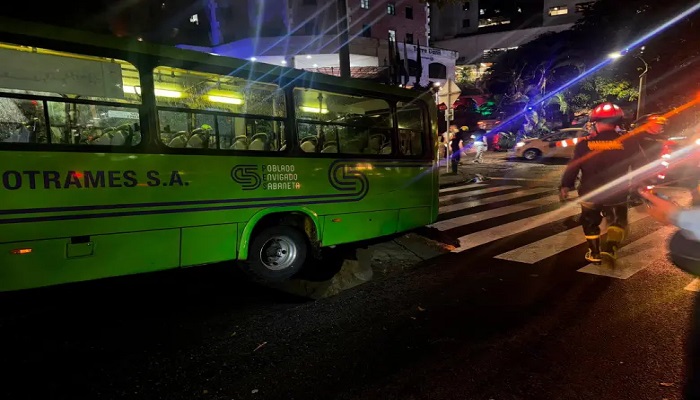 La socavación se abrió en la Avenida El Poblado, en el punto de cobertura de la quebrada La Presidenta. FOTO CAMILO SUÁREZ